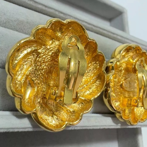 Chanel Red Gripoix & Gold Vintage Clip-on Earrings - Picture 6 of 11